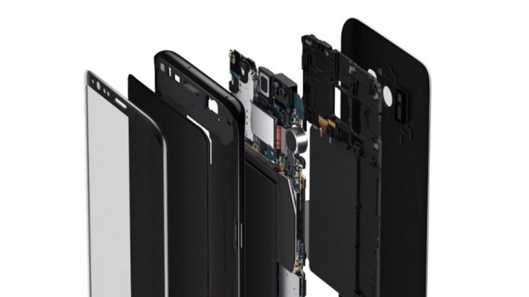 Galaxy Note 9 на Samsung 
Дисплеят на Note 9 е 6,4-инчов AMOLED с повече пиксели на инч в сравнение с най-новия iPhone XS Max. Способността за захранване с енергия на екрана по време на силно натоварване (например - сесия на Fortnite) е функционалността, която наистина отличава Note 9 от конкуренцията. Телефонът е снабден със система за охлаждане, която прокарва вода през множество пластове от проводникови материали като мед и карбонови нишки, за да отдели топлината от процесора Snapdragon 845 и графичния чип. Охлаждането предпазва компонентите от внезапен срив или забавяне на производителността при повишаване на температурата им.