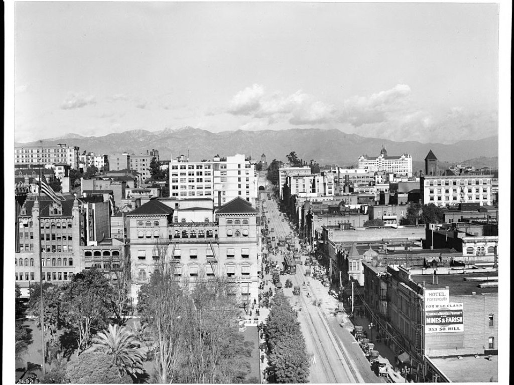 View_of_Hill_Street,_looking_north_from_6th_Street,_Los_Angeles,_ca.1913_(CHS-5692)