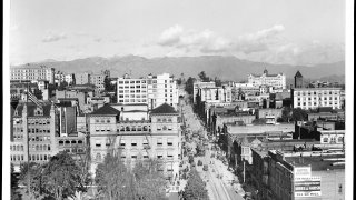 View_of_Hill_Street,_looking_north_from_6th_Street,_Los_Angeles,_ca.1913_(CHS-5692)
