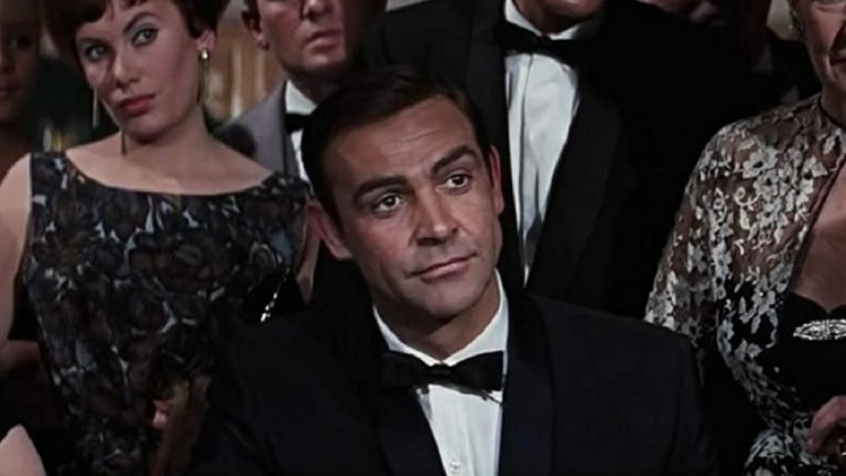 За легендарния агент 007

Светът го помни като актьора, дал начало на успешната поредица за британския супершпионин Бонд. Но тъй като играе в общо седем филма от поредицата и хората го асоциират предимно с този му образ, това омръзва на Конъри. Затова и рядко в интервютата си говори за него. Въпреки това признава, че са били "вълнуващи и забавни" години.



"Имаше добри истории, хубави момичета и интригуващи дестинации", казва пред IndieWire през 2002 г. На въпрос на какво според него се дължи успехът на "Доктор Но" от 1962 г., той отговаря, че вероятно е заради това, че е вид "изход от мрачните драми от края на 50-те".



"Беше освежаващ и имаше собствен стил. Освен това ключовата съставка беше хуморът, който балансираше добре с постоянната заплаха от смърт. А хуморът липсва в книгите на самия Флеминг", казва Конъри. Въпреки това се заема с проекта не на шега, а съвсем насериозно. "Героят ми трябва да изглежда достатъчно внушителен и силен, за да направи всичко това, или да изглежда достатъчно възрастен", споделя актьорът.