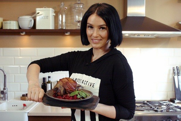 Разликата между обикновения готвач и кулинарите е доста голяма, затова ви препоръчваме да видите и симпатичната Сара Ла Фонтейн - финландка, която разбира от мода и храна в "Пекарната на Сара"