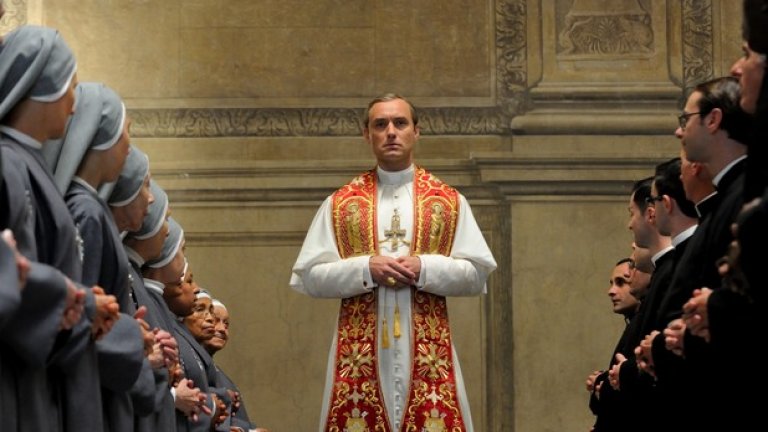 Бонусът: Младият папа / The Young Pope 
Време за гледане: 8 часа и 20 минути 
IMDb рейтинг: 8,5
"Младият папа" по HBO е не просто интригуващ, той скандализира вярващите, предизвиква зрителя, когото пренася в света на Ватикана. Тук няма скандали и мистерии в стил "Шифърът на Леонардо". Вместо това - ще видите красива кинематография и дълбок скок в дебрите на човешката душа благодарение на таланта на Паоло Сорентино. 