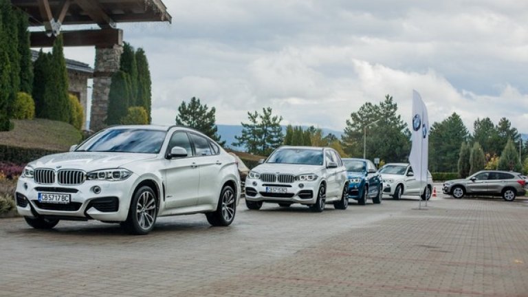 Когато на ден втори от тест-драйва на xDrive слънцето се протяга над връх Вихрен, а Банско още дреме мързеливо в сутрешното си безхаберие, десетина лъснати от дъжда BMW-та в различни цветове потеглят в стройна колона в посока Добринище