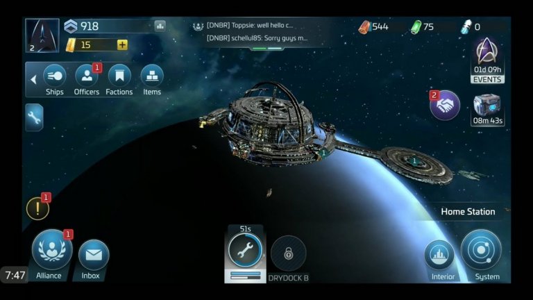 Star Trek: Fleet Command (iOS, Android; безплатна)
Дълбоките стратегически игри така и не намериха своето място на мобилни платформи, както доста добре ни демонстрира горчивият опит с прекалено опростената Civilization Revolution 2, която излезе преди няколко години. Но Star Trek: Fleet Command показва на жанра пътя напред. Независимо дали фрази като Live long and prosper и To Infinity and Beyond ви говорят нещо, това е една от най-добрите онлайн стратегически игри на мобилни устройства в момента. Поемайки контрола върху космическа звездна база, тук набирате някои от най-емблематичните капитани и кораби от вселената на Star Trek, докато изграждате съюзи, нахлувате в звездни системи и извършвате мисии около галактиката. Монетизацията не е неприятна и стратегията е много по-удовлетворяваща от типичната безплатна масова онлайн игра.