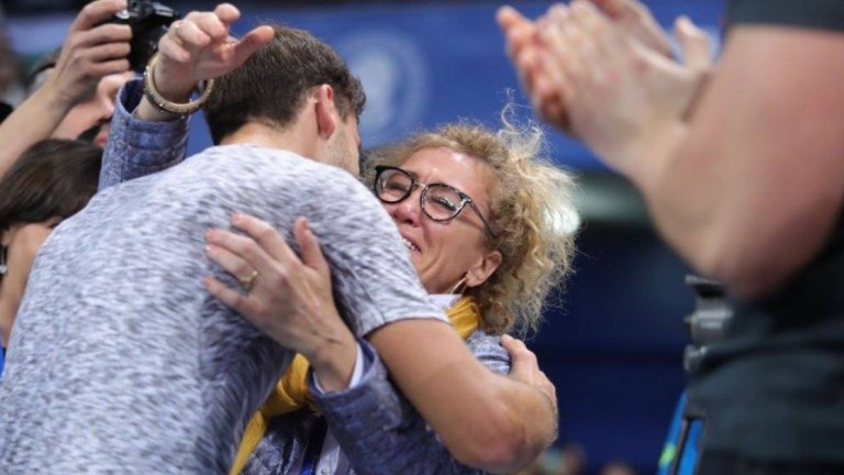 В Лондон Григор се здрависа с Давид Гофен на мрежата и се затича към ложата си, за да прегърне майка си и баща си, направи го и в София.