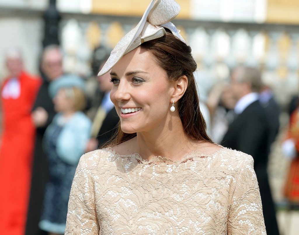 Перли и дантелаПо мнение на Шанел дантелата е един от най-добрите приятели на жената, а освен това не вижда повод, за който перлите да не са подходящ аксесоар.