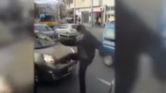 На любителско видео се вижда как шофьорът побеснява и троши чуждата кола заради засечка и изпреварване