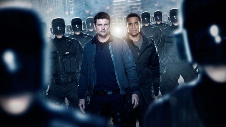 Almost Human (2013 - 2014) - 13 епизода
Карл Ърбан е един от нереализираните таланти на съвременния Холивуд, който определено не получава заслужаващото му внимание и главни роли. С Аlmost Human Ърбан получава шанс да направи сериозен пробив в телевизията, но за нещастие, sci-fi сериалът няма никакъв късмет.
Действието му се развива 35 години в бъдещето, когато неконтролируемият технологичен прогрес е довел до бум в престъпността, което кара властите да започнат да използват полицейски андроиди. Almost Human взима най-добрата част от полицейските сериали и го замесва заедно с научна фантастика и доста приятно изглеждащи специални ефекти. Ърбан си партнира с не по-малко талантливия Майкъл Или (в ролята на полицейски андроид), а между тях има отлична екранна химия. Сериалът балансира между качествен екшън, премерена доза драма и щипка саркастичен хумор.
За съжаление, Fox излъчва сериите извън тяхната сюжетна поредност и не си дава особен труд да рекламира амбициозния сериал. Almost Human не е подновен за втори сезон, въпреки че рейтингите му са стабилни, а критиката е благосклонна към него.