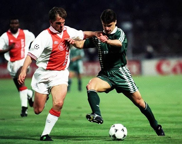 1995-96 г., полуфинали: Аякс - Панатинайкос 0:1 и 3:0Гърците сензационно печелят в Амстердам в първи полуфинал срещу шампиона на Европа. Но ги чака лоша изненада. През 80 000 вилнеещи ултраси в Атина, ПАО се вижда на финал. Но го връхлита едно от най-съвършените представяния на отбор като гост в историята на турнира - Аякс смазва гърците с 3:0, като изпуска да ги бие с двуцифрен резултат. Мозъкът на обрата е Луис ван Гаал, треньорът на холандците. Главното оръжие - Яри Литманен, който вкарва два пъти.