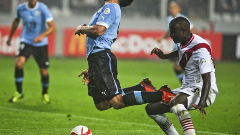 Луис Суарес бе звездата на вечерта за Уругвай при успеха с 2:1 като гост на Перу.