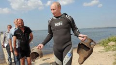 Миналата седмица руският премиер Владимир Путин извади древни гръцки урни от Черно море