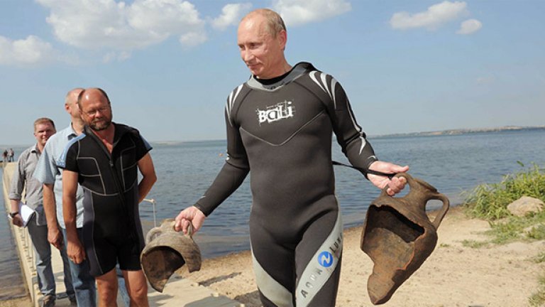 Миналата седмица руският премиер Владимир Путин извади древни гръцки урни от Черно море