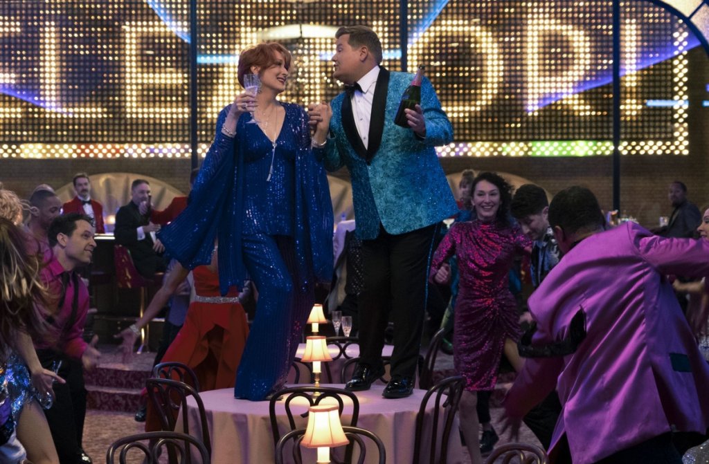 The Prom
Къде: Netflix
Кога: 11 декември
Отново звезден състав, начело на който отново е Мерил Стрийп (има ли спирка тази жена?). Романтичната комедия е и мюзикъл, а освен това е дело на Райън Мърфи ("Яж, моли се, обичай", Pose, American Horror Story, Ratched). Ди Ди Алън (Стрийп) и Бари Глайкман (Джеймс Кордън) са звезди от театралната сцена на Ню Йорк, но един неуспех нанася сериозен удар на кариерата им. Двамата обаче намират нова мисия, с която да привлекат вниманието пак към себе си - ще опитат да помогнат на момиче, което не получава разрешение да заведе приятелката си на бала. Във филма участват още и Никол Кидман и Кери Уошингтън.