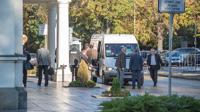 Депутатите, които пристигаха на работа с бели микробуси, бяха посрещани с викове "Оставка"