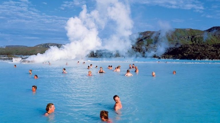 Исландците се запознават и общуват в горещи басейни. И почти никъде другаде.