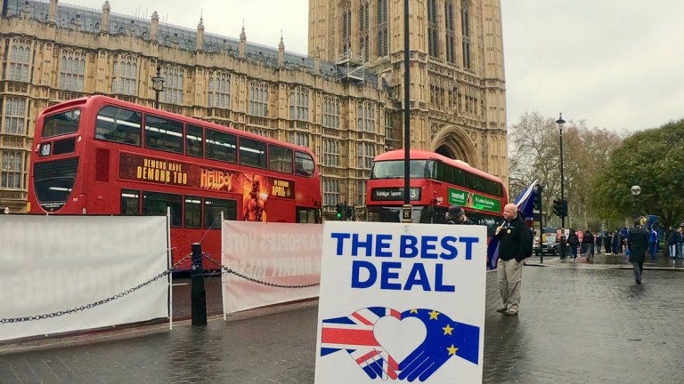 Европарламентът прие резолюцията, при която 544 депутати гласуваха "За" отлагане на Брекзит