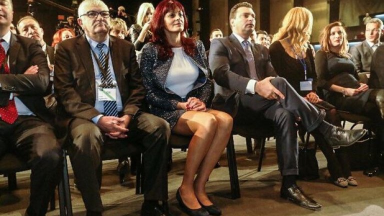 Зад всяка успешна Първа дама стои внимателно подготвена стратегия за поведение и изграждане на имидж, за чието изпълнение се грижи отбор от специалисти.
На нея й остава да прояви три основни качества, за да им помогне да си свършат работата: дисциплина, работохолизъм и ум.