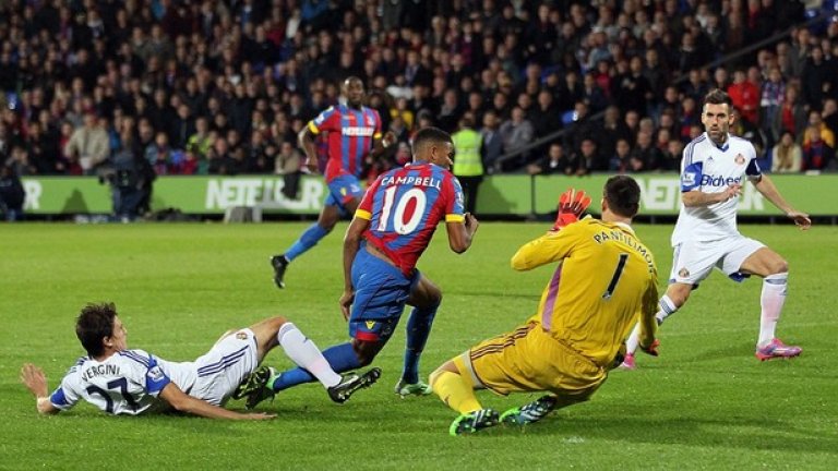 Уес Браун си отбеляза автогол след удар на Фрейзър Кембъл, но Съндърланд все пак си тръгна с трите точки от Лондон.