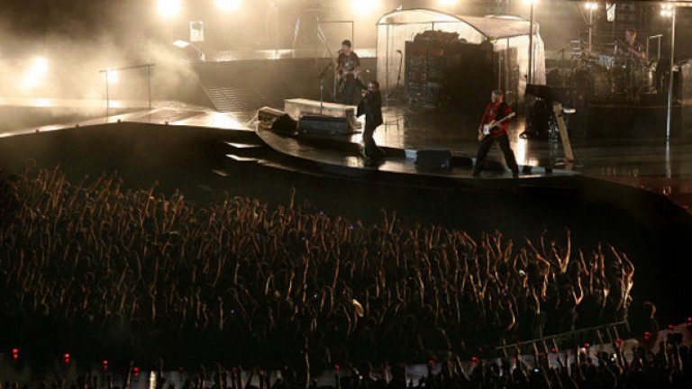 6. U2 – Vertigo Tour – $389,047,636
Световната обиколка на ирландците през 2005-2006 вървеше по петите на албума How to Dismantle an Atomic Bomb, който се оказа огромен успех и стана мулти платинен. Всеизвестен факт е, че U2 е една от най-добрите групи на живо, а сцените винаги изненадват с уникален дизайн.