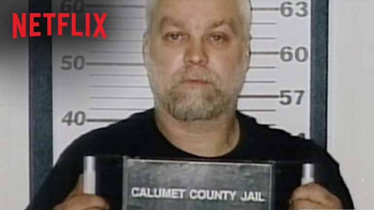 Making a Murderer
Когато става въпрос за True Crime жанра, Making a Murderer е може би едно от най-знаковите заглавия. Шоуто разказва историята на Стивън Ейвъри, мъж от окръг Манитоуок, Уисконсин, който 18 години лежи в затвора заради неправомерната присъда за сексуално посегателство и опит за убийство над местно момиче. Когато в крайна сметка е оправдан и излиза от затвора през 2003 г. нещата изглеждат най-сетне положително. Само 2 години по-късно обаче той е обвинен за убийството на друга жена, като той отново е вкаран в затвора. Виновен ли е наистина. Историята се впуска във водовъртеж от странни събития, спорни доказателства и още по-спорни свидетелски показания. След двата сезона на шоуто вероятно ще имате своята позиция относно виновността или невинността на Ейвъри, далеч не е сигурно каква ще е. Making a Murderer е изключително силна поредица, която си заслужава гледането и безсънните нощи.