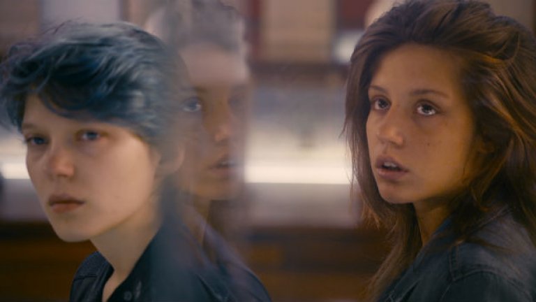 "Синьото е най-топлият цвят" / Blue is the Warmest Color (2013)
Френският филм с Леа Сейду и Адел Екзархопулос променя всички стандарти на модерната любовна история, като показва цялата красота и болка от страстта, влюбването и раздялата. Благодарение на емоционалната си игра - Леа и Адел привлякоха вниманието на световната публика към таланта си.