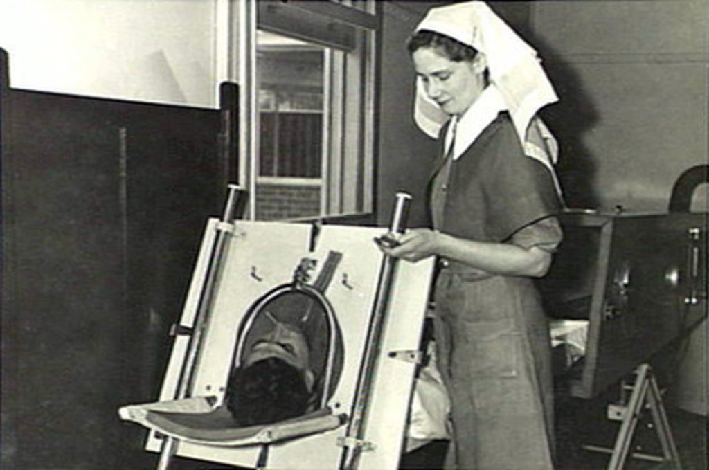 1280px-Both_Cabinet_Respirator_in_WWII
