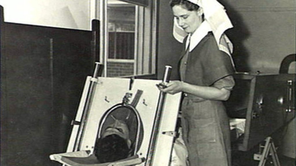 1280px-Both_Cabinet_Respirator_in_WWII