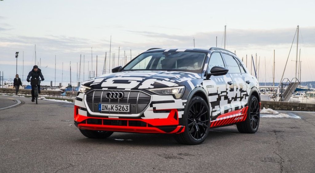 Audi 
Парадоксално камофлажа на концептуалния E-Tron е създаден да привлича внимание. Комапнията също така си партнира с производителя на самолети Airbus в проект за летяща кола. 