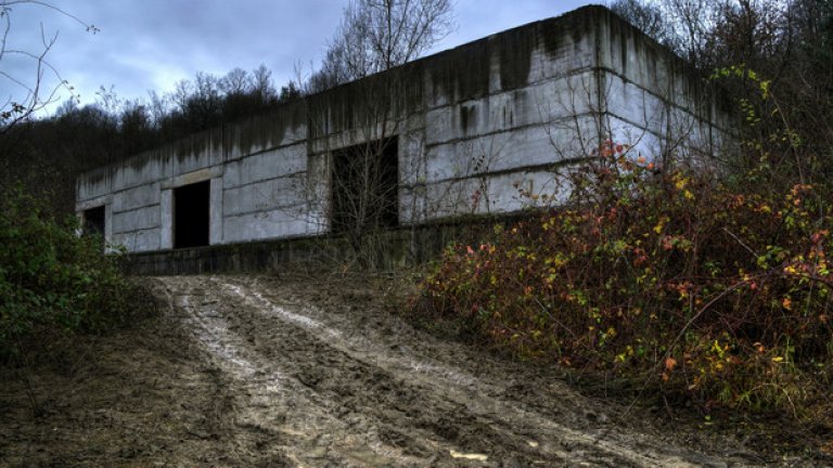 Една забравена част от армейската история на България се крие в гънките на планината в близост до Скравена.