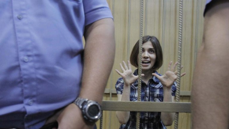 Две от трите обвинени в хулиганство момичета от Pussy Riot излежават ефективни присъди