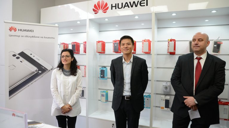 Кристина Щерева, маркетинг мениджър в Huawei България и Македония и Джеферсън Джан, директор мобилни устройства и Петър Карапетров, мениджър сервизно обслужване