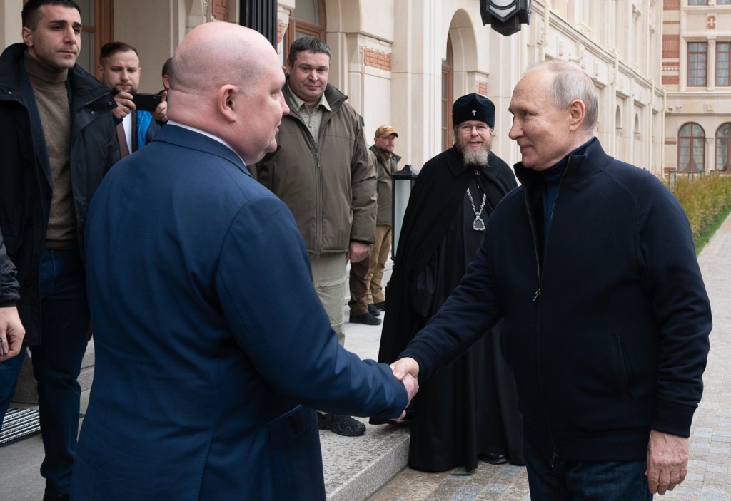 Уикенд разходката на Владимир Путин в опустошена Украйна (снимки)