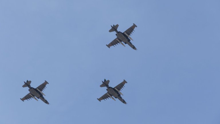 Без парад, но с изтребители F-16: България отбеляза Деня на храбростта (снимки)