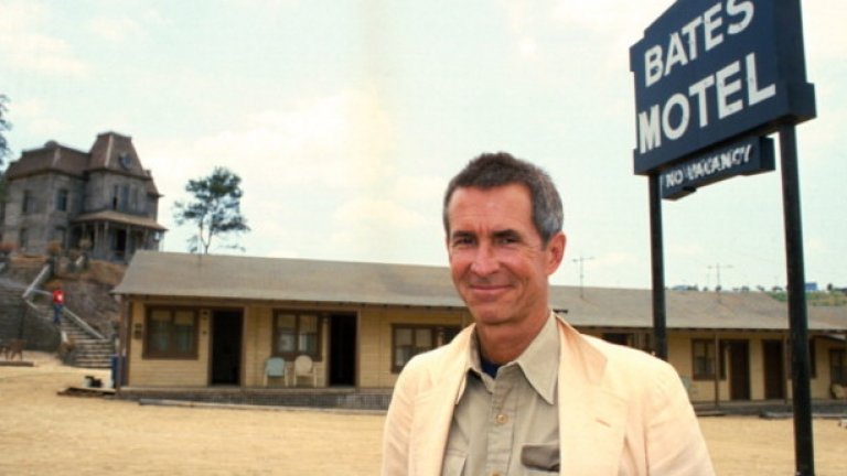 Антъни Пъркинс, актор  
 Играе Норман Бейтс във филма „Психо“ на Алфред Хичкок, номиниран е за „Оскар“, има „Златен Глобус“ и звезда в Алеята на славата, но доживява до 60-годишна възраст заради СПИН, въпреки че е тотално срамежлив и губи девствеността си на 39 години.