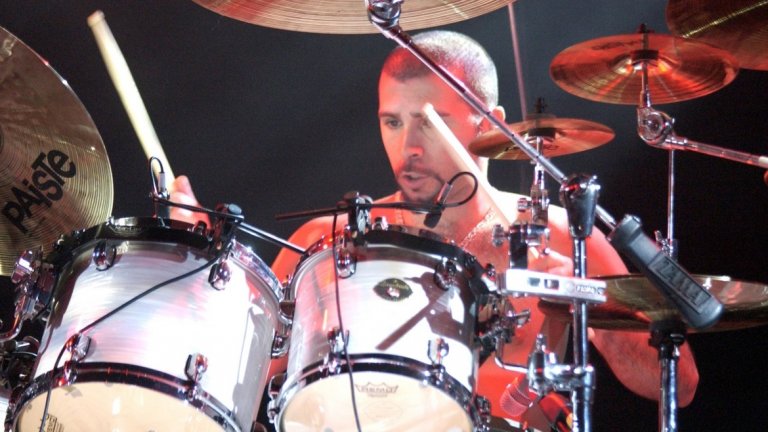 В задочния спор се включи и барабанистът Джон Долмаян, според когото вината за липсата на нов албум е на всички членове на групата.