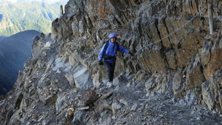 Тесният път през планината Хуа, Китай Въпреки че планината Хуа със своите 2160 метра не е най-високата планина в Китай, тя предлага главозамайващо преживяване  - "дъсченият път". Той може да се премине само с помощта на вериги, а в една своя част е направен от тесни дъски, което принуждава хората да минават с лице плътно към скалите. Доста зловещо!