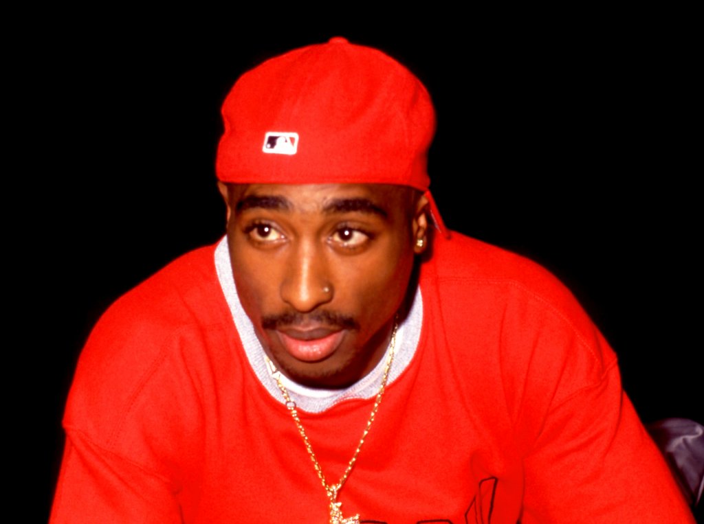 2Pac
За една голяма част от хип-хоп почитателите той е най-великият рапър, оказал огромно влияние върху популяризирането на жанра и изобщо за неговото развитие. Повече от четвърт век след трагичната си смърт 2Pac продължава да има почти божествен статут в музиката.
За съжаления една голяма част от кариерата му бе маркирана от съперничества и конфликти. Краткият му живот приключва на 7 септември 1996 г., след като е прострелян смъртоносно четири пъти от неизвестни извършители.