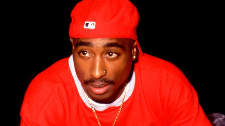 2Pac
За една голяма част от хип-хоп почитателите той е най-великият рапър, оказал огромно влияние върху популяризирането на жанра и изобщо за неговото развитие. Повече от четвърт век след трагичната си смърт 2Pac продължава да има почти божествен статут в музиката.
За съжаления една голяма част от кариерата му бе маркирана от съперничества и конфликти. Краткият му живот приключва на 7 септември 1996 г., след като е прострелян смъртоносно четири пъти от неизвестни извършители.