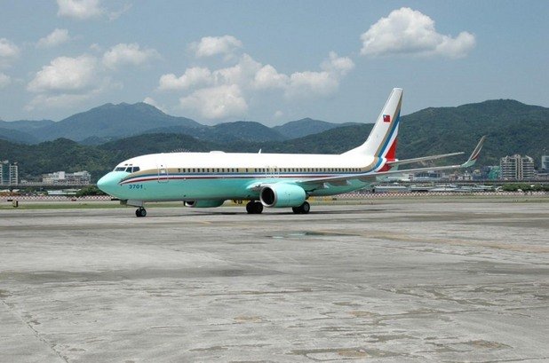 Boeing 737, Тайван

Президентът на Тайван Ма Индзиу е подписал изплащането на немалката сума от 90 милиона долара за правителствения Boeing 737.
Неслучайно - този самолет съдържа най-напредналите технологии за най-приятното изживяване във въздуха. Това е най-новата генерация на 737, с който световният елит може да се предвижва сигурно, бързо и по-нависоко, като пести от гориво. Този самолет използва 22% по-малко гориво от предишната версия. Аеродинамичен, тих и с чудесен вътрешен дизайн.