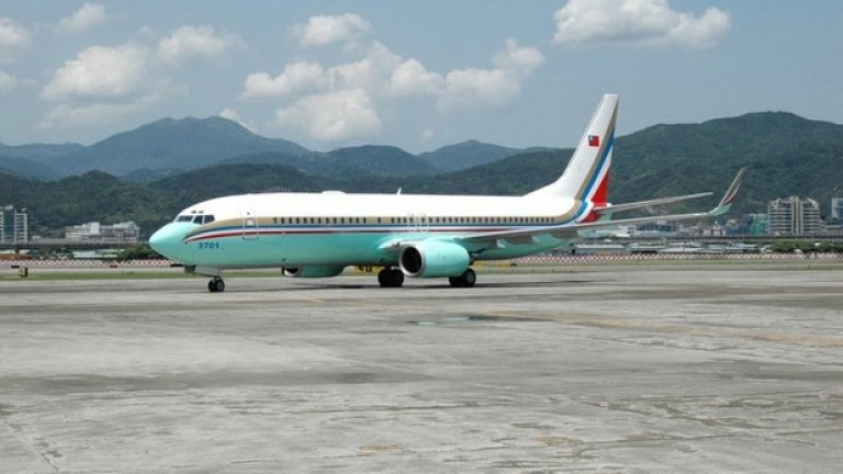Boeing 737, Тайван
Президентът на Тайван Ма Индзиу е подписал изплащането на немалката сума от 90 милиона долара за правителствения Boeing 737.
Неслучайно - този самолет съдържа най-напредналите технологии за най-приятното изживяване във въздуха. Това е най-новата генерация на 737, с който световният елит може да се предвижва сигурно, бързо и по-нависоко, като пести от гориво. Този самолет използва 22% по-малко гориво от предишната версия. Аеродинамичен, тих и с чудесен вътрешен дизайн.