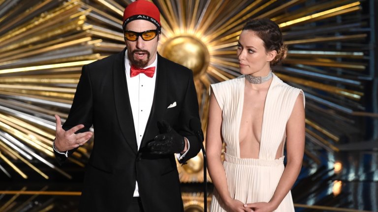 С Ali G Саша Барън Коен се захваща със стереотипа на т.нар. chav - млади британци от по-низшите класи, характерни със спортното си облекло и грубото си поведение. Влиянията на хип хоп и реге културите се преплитат в един карикатурен образ на човек, който се взима твърде насериозно и иска да е "нещо повече". Това го прави и перфектен за интервютата с много популярни личности, които често успява да злепостави със собственото си поведение или извъртане на думите им.