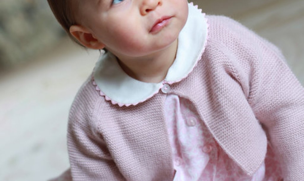 Шарлот в розово, отновно снимана от майка си.