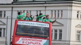 Хиляди посрещнаха волейболистите в центъра на София (видео)