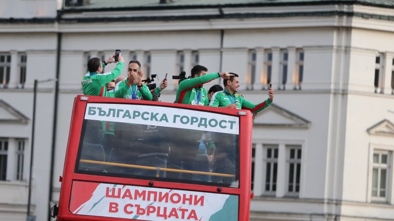 Хиляди посрещнаха волейболистите в центъра на София (видео)