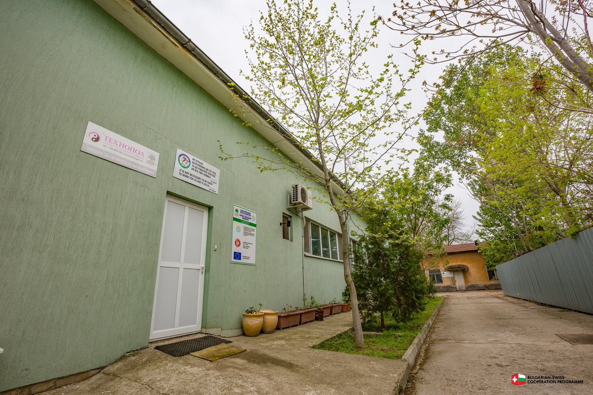 От началото на 90-те години спасителното звено за пострадали диви видове към организацията "Зелени Балкани" е обособено в няколко от дарените сгради на бившия ветеринарен техникум в града.