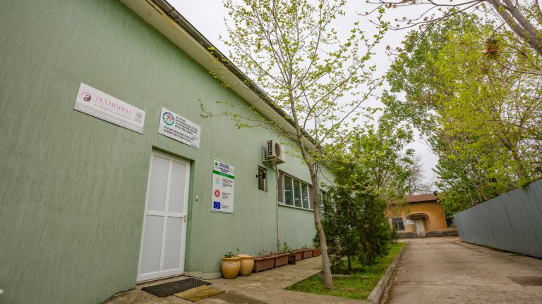 От началото на 90-те години спасителното звено за пострадали диви видове към организацията "Зелени Балкани" е обособено в няколко от дарените сгради на бившия ветеринарен техникум в града.