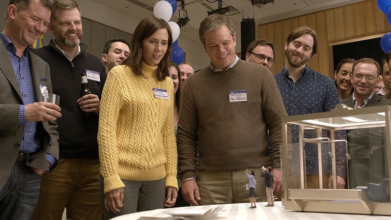 Downsizing /Малък голям живот 
Твърде много хора на твърде малко пространство - за да се справят с този проблем учените измислят начин, чрез който да смаляват човешкото тяло до миниатюрен размер. Мат Деймън, Кристоф Влац и Кристен Уиг са звездите в сатирата на режисьора Александър Пейн.