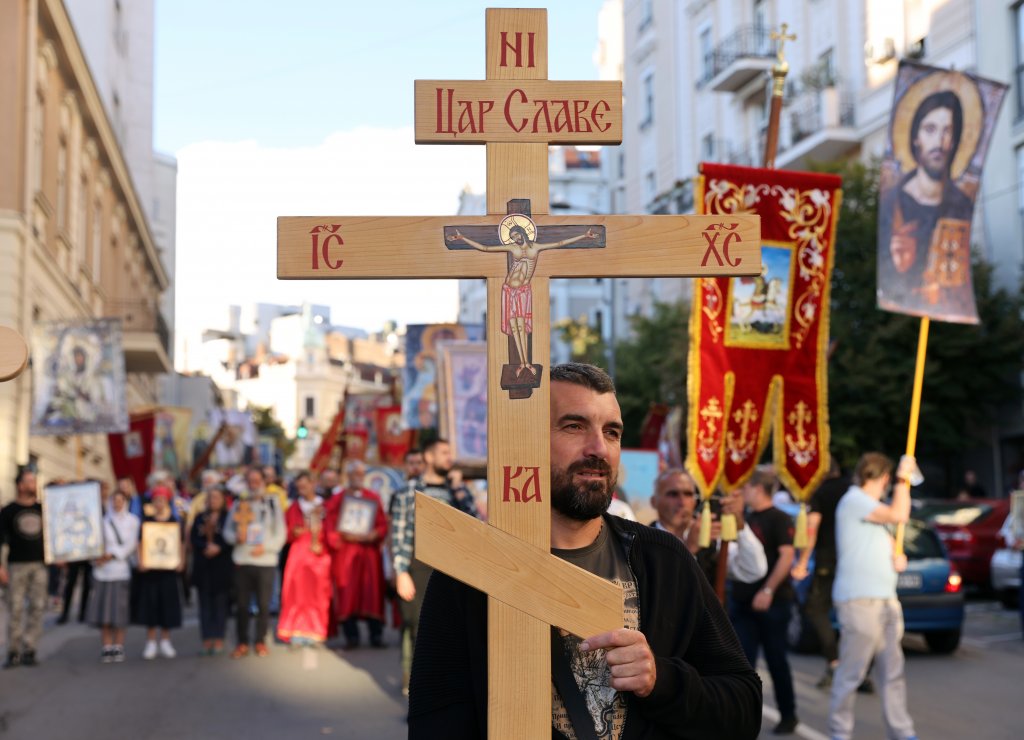 Рокери, свещеници с икони и русофили на протест срещу EuroPride в Белград (Снимки)