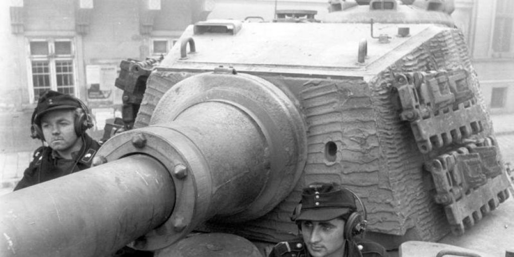 Bundesarchiv_Bild_101I-680-8282A-09,_Budapest,_Panzersoldaten_in_Panzer_VI_(Tiger_II)