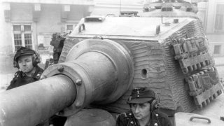 Bundesarchiv_Bild_101I-680-8282A-09,_Budapest,_Panzersoldaten_in_Panzer_VI_(Tiger_II)